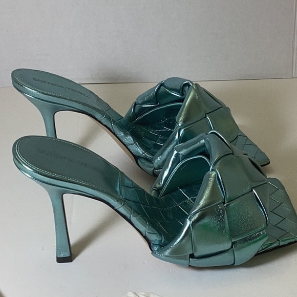 BOTTEGA VENETA
BOTTEGA VENETA LIGHT BLUE METAL MULE 'LIDO' SANDAL - Picture 6 of 13